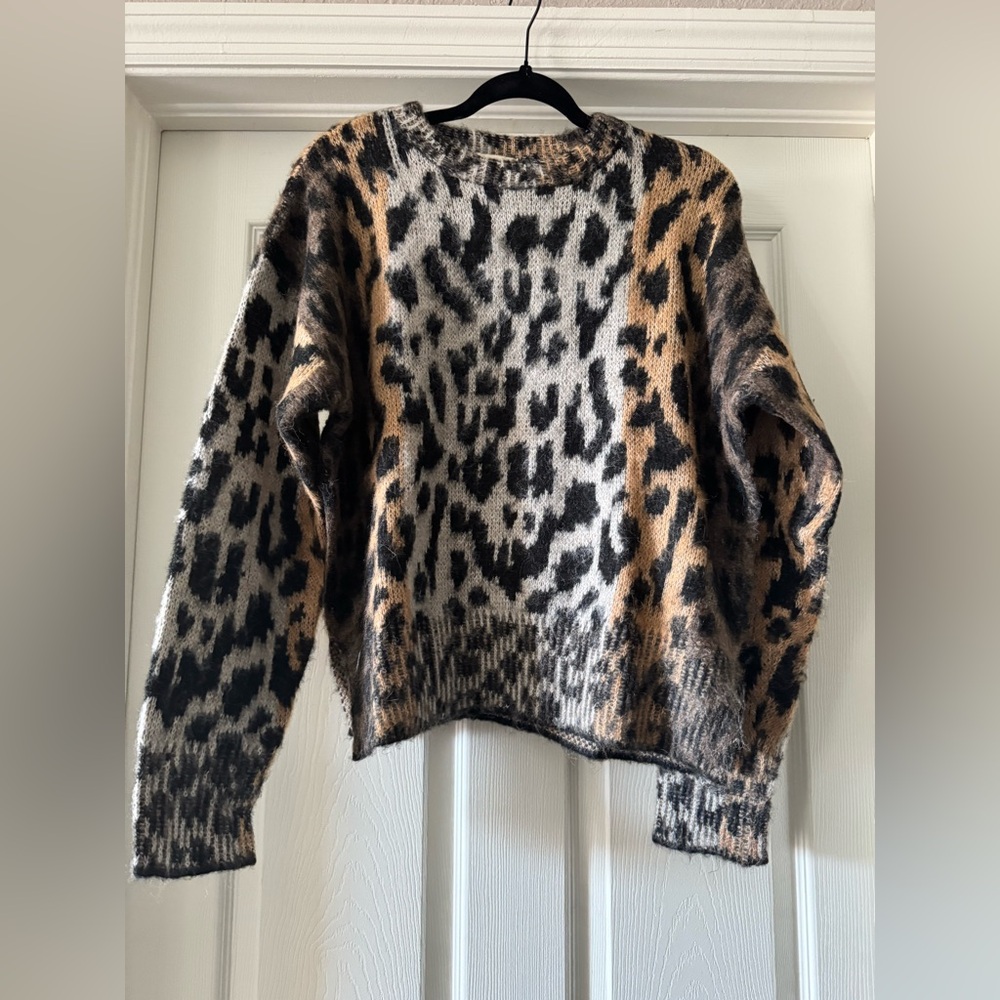 Cheetah sweater perfect for the spring. Open bottom w side slits. Cozy Sz S&M - Picture 2 of 5